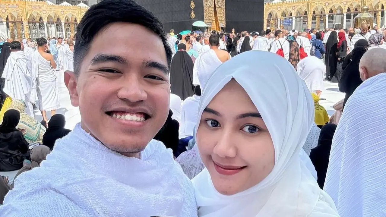 Erina Gudono hamil, ia bersama Kaesang berfoto di depan kakbah saat mengumumkan berita tersebut.
