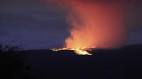Lava menyembur keluar dari kawah puncak Mauna Loa sekitar pukul 06.35 Senin, 28 November 2022, terlihat dari Area Rekreasi Gilbert Kahele di Maunakea, Hawaii. Mauna Loa, gunung berapi aktif terbesar di dunia, mulai memuntahkan abu dan puing-puing dari puncaknya, mendorong pejabat pertahanan sipil untuk memperingatkan penduduk pada hari Senin untuk bersiap jika letusan menyebabkan lahar mengalir ke masyarakat. (Chelsea Jensen/West Hawaii Today via AP)