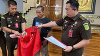 Kepala Seksi Pidana Umum Kejari Pekanbaru melepaskan baju tahanan tersangka penganiayaan dan membebaskannya dengan mekanisme restorative justice. (Liputan6.com/M Syukur)