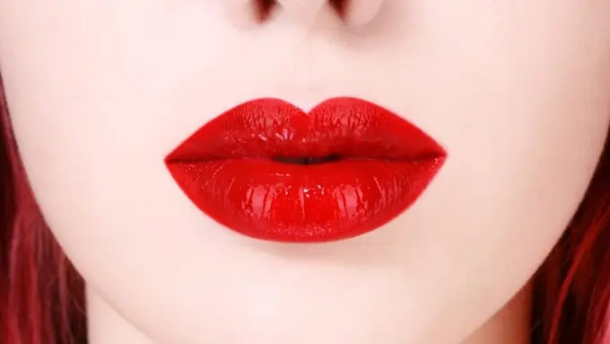 Sederet Artis yang Justru Nyaman dengan Lipstik Merah