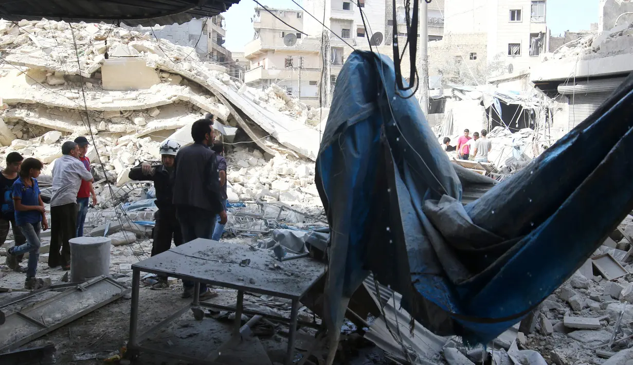 Kondisi pasar usai digempur serangan udara di distrik al-Fardous, , Aleppo, Suriah, Rabu (12/10). Serangan udara terhadap kota yang dikuasai oleh pemberontak di Aleppo menewaskan sedikitnya 15 orang. (REUTERS/Abdalrhman Ismail)