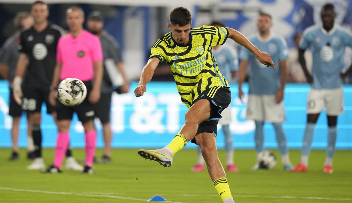 Gelandang Arsenal, Kai Havertz beraksi saat mengikuti kontes cross and volley challenge dalam MLS All-Stars Skills Challenge menghadapi tim MLS All-Stars di Washington, Amerika Serikat, Selasa (18/7/2023) waktu setempat. (AP Photo/Alex Brandon)