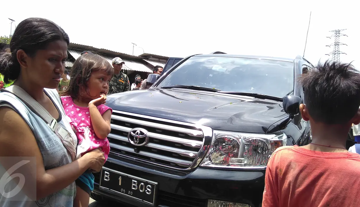 Mobil mewah milik musisi Ahmad Dhani tampak terlihat di lokalisasi Kalijodo, Penjaringan, Jakarta, Senin (15/2). Pentolan band Dewa 19 itu mengaku kedatangannya hanya untuk melihat kondisi di lokalisasi berusia setengah seabad tersebut. (Foto : Muslim AR)