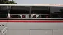 Sebuah bus mengalami kerusakan akibat aksi anarkis di tol Gatot Subroto, Jakarta, Sabtu (17/10/2015). Atmosfer Jakarta semakin memanas jelang laga final Piala Presiden antara Sriwijaya FC versus Persib Bandung. (Liputan6.com/Andrian M Tunay)