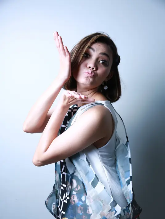 "Saya memang jelek, pesek, buruk dan tidak memiliki kelebihan apa-apa. Saya sudah tau sebelum anda mengatakannya." tulis presenter dan komedian itu yang menutup laman komentarnya. (Galih W Satria/dok. Bintang.com)