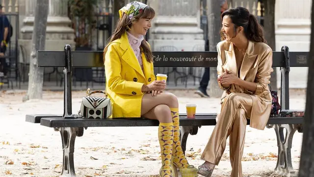 5 Gaya Ikonik Lily Collins dalam Emily in Paris, Yuk Tiru untuk Tampil Dramatis
