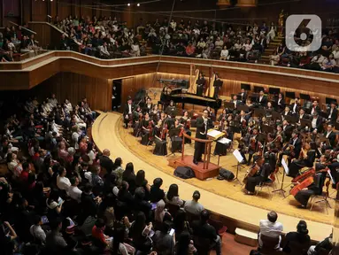 Konduktor Addie MS bersama grup musik Light Ministry Orchestra (LMO) membawakan lagu saat konser kedua bertajuk 'A Million Light' di Aula Simfonia, Jakarta (3/11/2024). (Liputan6.com/Herman Zakharia)