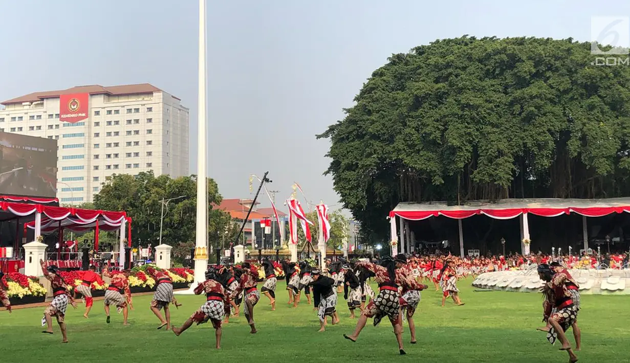 Ratusan Penari menyuguhkan pementasan tarian kuda lumping selama HUT ke-74 RI di Istana Merdeka, Jakarta, Sabtu (17/8/2019). Kuda lumping juga disebut jaran kepang atau jathilan adalah tarian tradisional Jawa yang menampilkan sekelompok prajurit tengah menunggang kuda. (Liputan6.com/Lizsa)