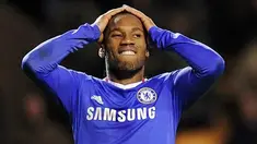 Striker Chelsea Didier Drogba meratapi kekalahan timnya yang ditekuk Wolverhampton Wanderers 0-1 dalam lanjutan Liga Premier di Molineux Stadium, 5 Januari 2011. AFP PHOTO/CARL DE SOUZA