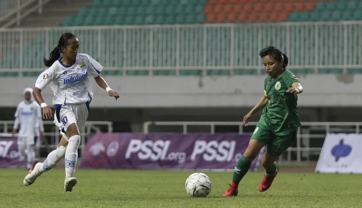 Gelandang Persib Bandung Putri, Pani Oktaviano, berebut bola dengan gelandang PSS Sleman Putri, Dhia Putri, pada laga Liga 1 Putri di Stadion Pakansari, Bogor, Sabtu (26/10). Persib Bandung Putri menang 3-0 atas PSS Sleman Putri. (Bola.com/Yoppy Renato)