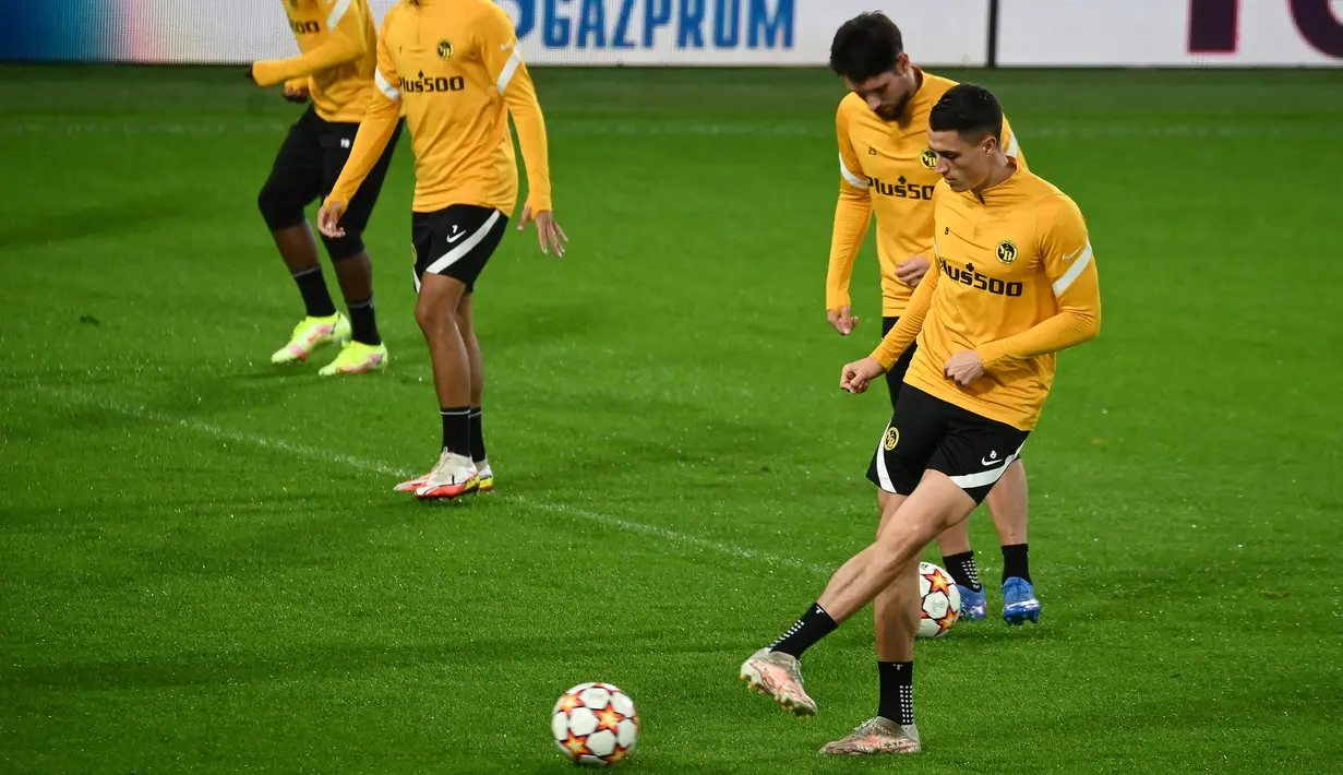 Gelandang Young Boys, Vincent Sierro (kanan) menendang bola selama sesi latihan di Estadio de la ceramica di Villarreal, Senin (1/11/2021). Young Boys  akan bertandnag ke markas Villarreal pada matchday 4 Grup F Liga Champions 2021/22, Rabu (3/11) WIB di Estadio de la Ceramica (JOSE JORDAN / AFP)
