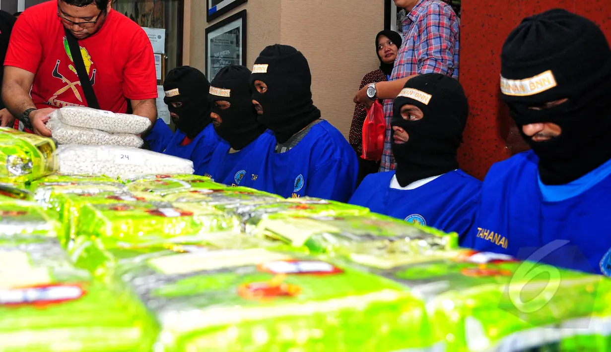 BNN berhasil menangkap tujuh orang tersangka asal Aceh Timur dengan barang bukti sebanyak 20 Kg Sabu dan 580 ribu butir ekstasi, Jakarta, Rabu (13/5/2015). (Liputan6.com/Yoppy Renato)