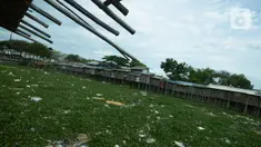 Suasana Kali Prancis yang dipenuhi enceng gondok di Dadap, Tangerang, Banten, Selasa (23/11/2021). Kali yang dipenuhi sampah dan eceng gondok (Eichhornia crassipes) menimbulkan bau tidak sedap bagi masyarakat sekitar dan membuat aliran menjadi terhambat. (merdeka.com/Imam Buhori)