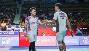 Leo Rolly Carnando dan Daniel Marthin melakukan seleberasi usai mendapatkan poin saat melawan wakil tuan rumah, Peeratchai Sukphun/Pakkapon Teeraratsakul, pada Thailand Open 2026, Jumat (15/5/2026) di Bangkok.