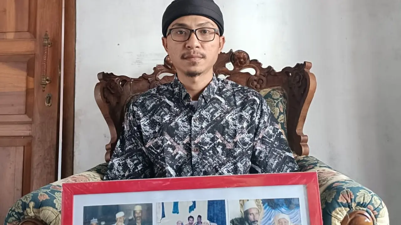 Akmal, Cucu asli Mak Erot