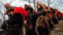 Sejumlah remaja mengenakan kostum beruang menari selama ritual tahunan di Piatra Neamt, Rumania Utara (28/12). Para peserta mengenakan kostum beruang untuk menangkal kejahatan di Tahun Baru. (AP Photo/Vadim Ghirda)