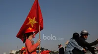 Fans Cantik Vietnam dan bendera khas negaranya siap mendukung timnya melawan Indonesia pada laga semifinal Piala AFF 2016 di Stadion Nasional My Dinh, (07/12/2016). (Bola.com/Peksi Cahyo)