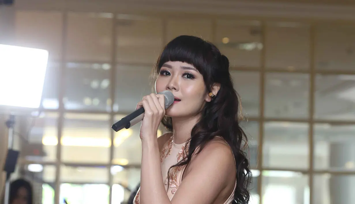 "Aku bikin album mandarin supaya bisa masuk ke Taiwan, China dan negara yang berbahasa mandarin. Jadi upaya untuk go internasional juga. Karena enggak tutup kemungkinan bisa masuk ke arah sana," ujar Alena Wu.(Nurwahyunan/Bintang.com)