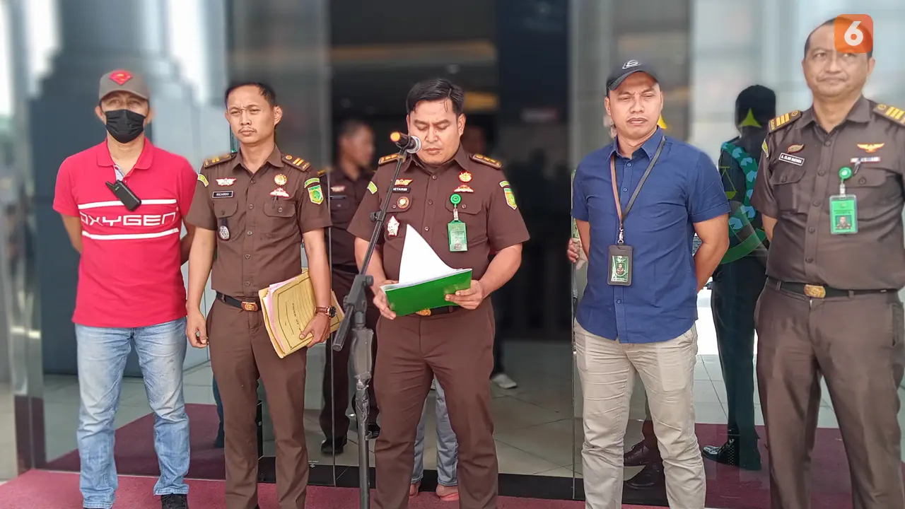 Tim Tabur Kejati Sulsel menangkap buronan kasus korupsi agrobisnis asal Kabupaten Barru, Munir (Liputan6.com/Eka Hakim)