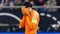 Virgil van Dijk - Bek tangguh Liverpool ini juga absen memperkuat Timnas Belanda. Pemain andalan Klopp itu terpaksa tak dipanggil Timnas lantaran cedera ligamen lutut yang tak kunjung pulih. (AFP/John Macdougal)