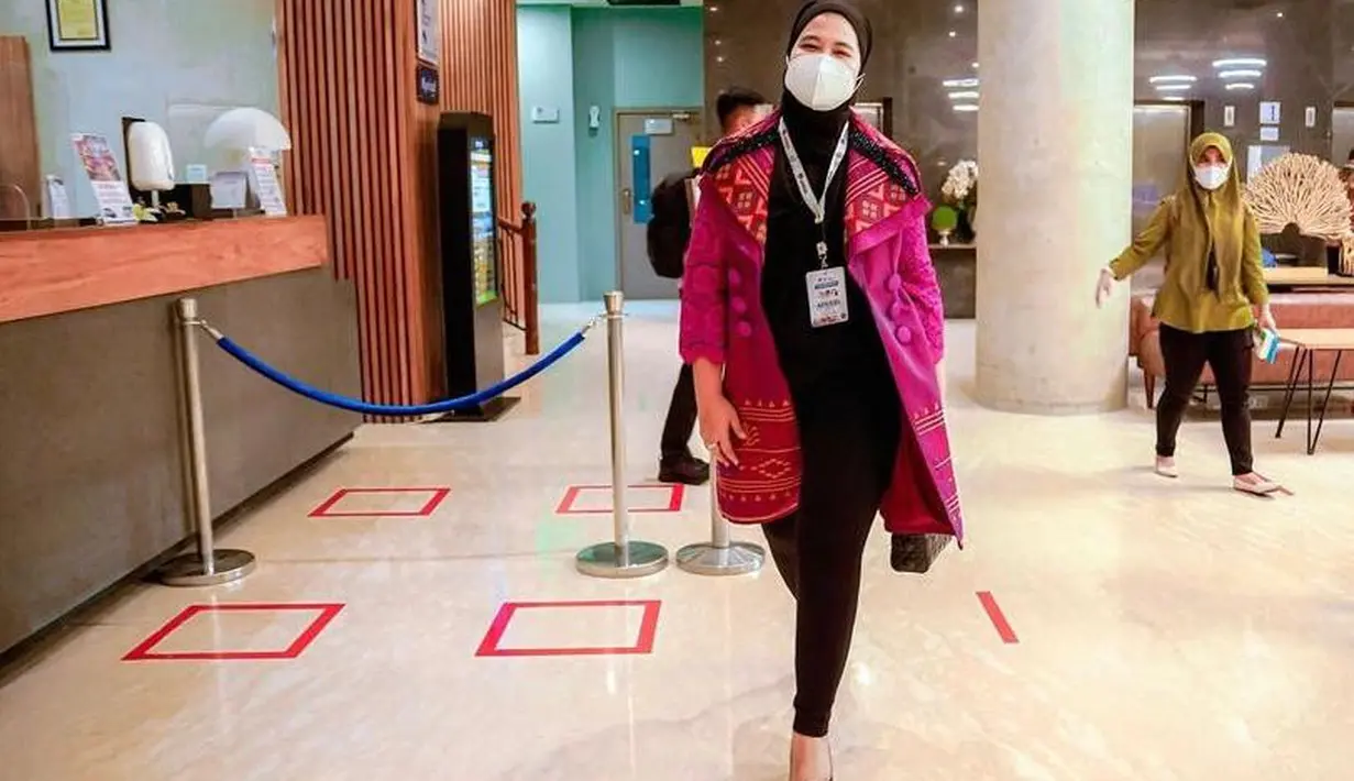 Ia tampaknya sengaja memilih outfit serba hitam untuk menonjolkan keindahan motif ulos karya salah satu desainer ternama asal Medan, Zul Said. (Instagram/ayanggkahiyang).