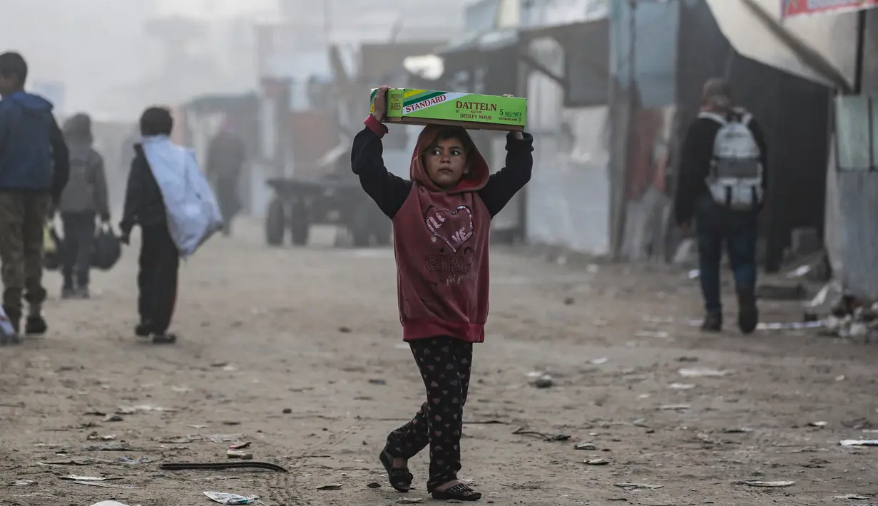 Di Gaza, pihak berwenang Palestina mengatakan pada Kamis 16 Januari 2025 malam atau sehari setelah gencatan senjata diumumkan bahwa sedikitnya 86 orang terbunuh akibat serangan militer. (Bashar TALEB/AFP)