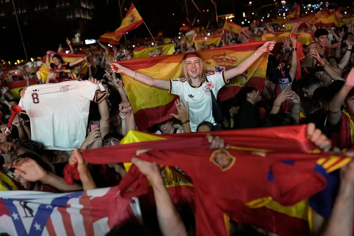 Para suporter Spanyol berselebrasi di pusat kota Madrid