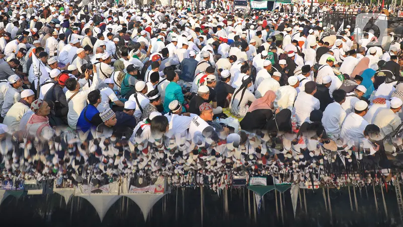 Salat Tahajud dan Doa Bersama Isi Reuni 212 di Monas