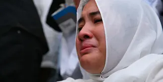 Isak tangis warnai pemakaman Sys Ns. Setelah jenazah di semayamkan di rumah duka beberapa saat, almarhum diantarkan ke tempat pemakaman umum, Jeruk Purut, Jakarta Selatan. (Nurwahyunan/Bintang.com)