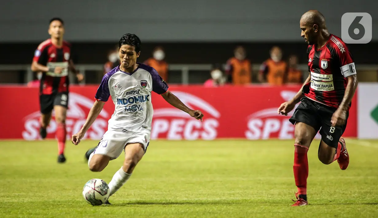 Bek Persita Tangerang Agung Prasetyo dibayangi gelandang Persipura Jayapura Ian Louis Kabes pada pertandingan BRI Liga 1 2021/2022 di Stadion Pakansari, Bogor, Jawa Barat, Sabtu (28/8/2021). Persita mengalahkan Persipura 2-1. (Bola.com/Bagaskara Lazuardi)
