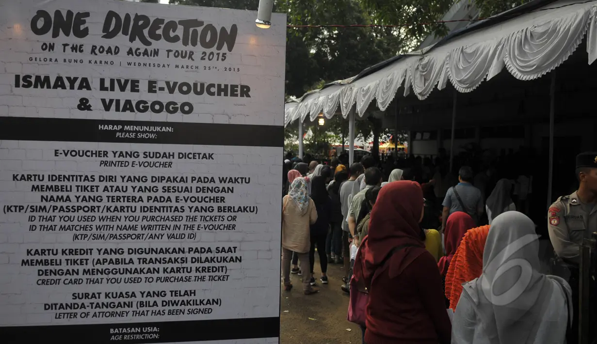 Suasana penukaran tiket konser One Direction di Istora Senayan, Jakarta, Sabtu (21/3/2015). Boyband One Direction akan menghibur para penggemarnya Gelora Bung Karno, Jakarta pada 25 Maret mendatang. (Liputan6.com/Johan Tallo) 