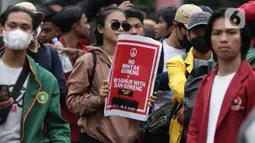 Mahasiswa dari berbagai universitas melakukan aksi unjuk rasa di kawasan Patung Kuda, Jakarta, Senin (4/11/2022). Mereka menyampaikan tuntutannya terkait kenaikan minyak goreng dan bahan bakar minyak (BBM). (Liputan6.com/Helmi Fithriansyah)