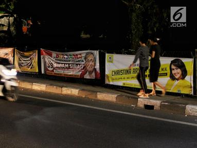 Spanduk-spanduk calon legislatif (caleg) terpampang di sepanjang Jalan Bintaro Permai, Jakarta, Kamis (3/1/2019). Penempatan spanduk di pagar-pagar trotoar dan dinding bengunan membuatnya terlihat semrawut. (Liputan6.com/JohanTallo)