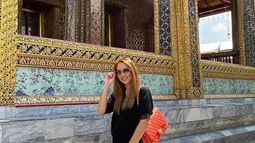 Saat berjalan-jalan ke Bangkok, Thailand, ibu dari dua anak ini tampil dengan busana serba hitam. Dengan baju dan celana hitam, ditambah sepatu putih, penampilannya bak anak muda. Tas merah dan kacamata hitam melengkapi gayanya yang memesona. (Liputan6.com/IG/@reisabrotoasmoro)