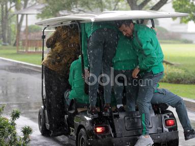 Stefano Lilipaly dan para pemain Timnas Indonesia diangkut menggunakan mobil listrik sebelum bertemu Presiden RI, Joko Widodo di Istana Merdeka, (19/12/2016). (Bola.com/Nicklas Hanoatubun)