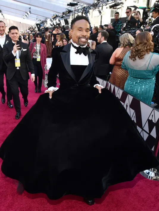 Aktor Billy Porter tiba di karpet merah Piala Oscar 2019 yang digelar di Dolby Theatre, Los Angeles, Minggu (24/2). Billy Porter hadir dengan mengenakan atasan tuksedo berbentuk gaun, dengan bagian rok yang mengembang. (Charles Sykes/Invision/AP)