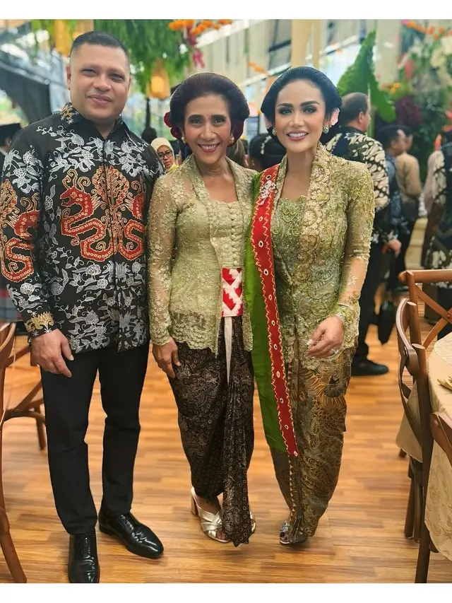 6 Potret Krisdayanti di Pernikahan Nadine Kaiser, Jumpa Ganjar dan Xanana Gusmao
