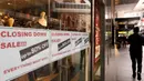 Tanda-tanda di jendela toko mengiklankan bahwa mereka akan tutup di Sydney pada Rabu (2/9/2020). Australia memasuki resesi pertama mereka sejak 1991 setelah perekonomian menyusut 7,0 persen pada kuarter kedua saat negara itu berjuang menghadapi pandemi COVID-19. (AP Photo/Rick Rycroft)