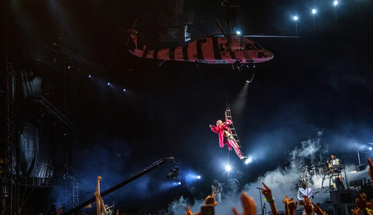 Machine Gun Kelly dalam konser di Cleveland pada 13 Agustus 2022. (Amy Harris/Invision/AP)