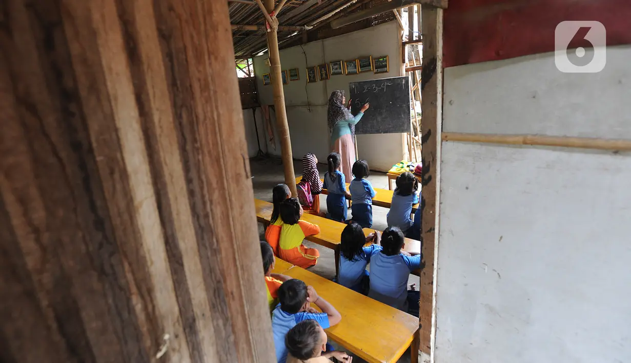 Murid-murid Pendidikan Anak Usia Dini (PAUD) Pelopor belajar di sebuah bangunan kelas tidak permanen di Desa Cibeuteung, Ciseeng, Bogor, Rabu (19/2/2020). Sudah sejak 2009, PAUD yang memiliki 30 murid ini belajar pada bangunan sederhana menumpang di tanah orang lain. (merdeka.com/Arie Basuki)