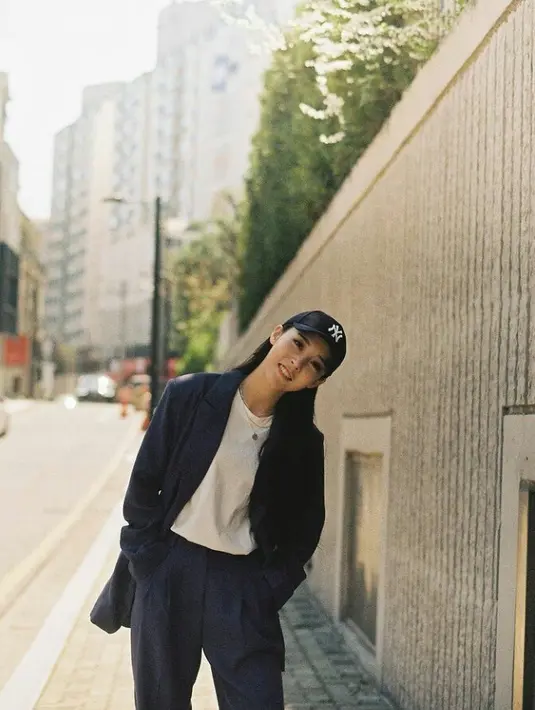 Butuh outfit formal namun bergaya boyish look? Bisa tiru OOTD Moonbyul Mamamoo ini. Kenakan one set suit warna selaras dan t-shirt putih sebagai inner. Dad hat sebagai aksesori pun bisa membuat lookmu makin kece!. (Instagram/mo_onbyul).