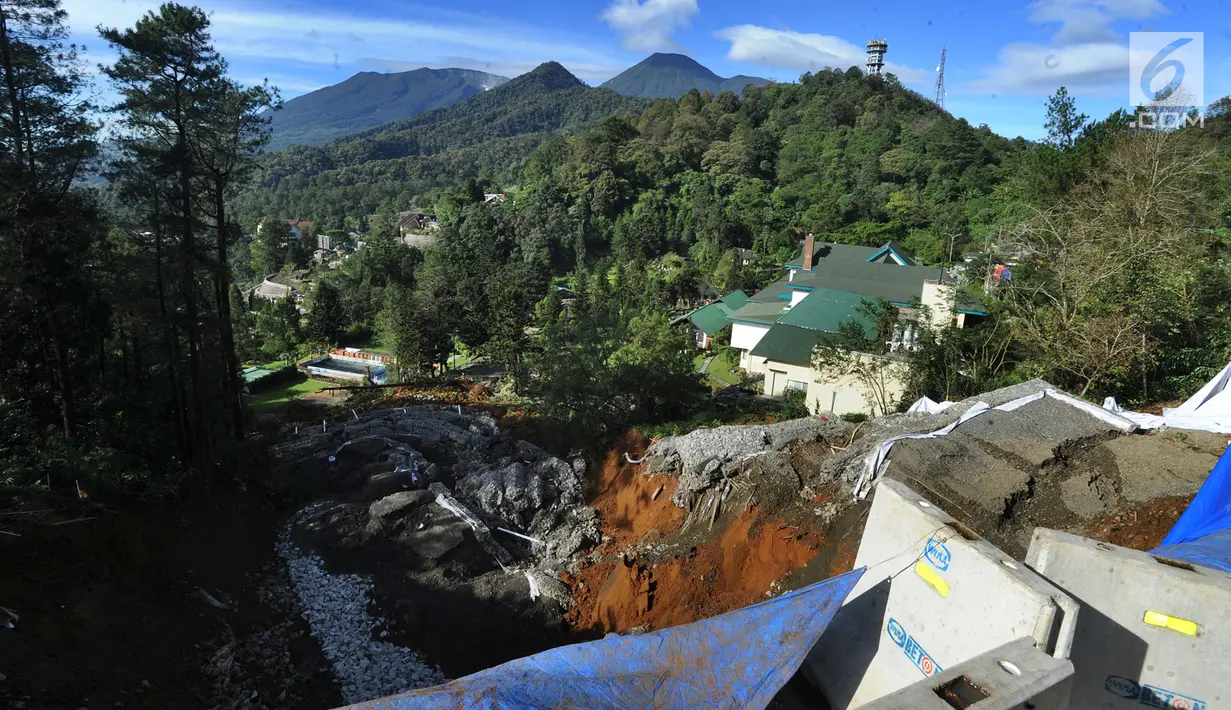 Penampakan longsor yang terjadi di kawasan Ciloto, Kabupaten Cianjur, Jawa Barat, Kamis (29/3). Tebing di bahu Jalan Raya Puncak itu kembali mengalami longsor dengan kedalaman 40 meter dan panjang lebih kurang 150 meter. (Merdeka.com/Arie Basuki)
