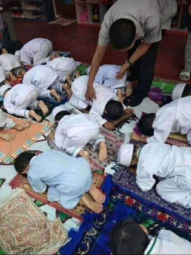 Kelakuan Polos Anak-Anak Saat Lawan Arus Kewajaran Ini Bikin Senyum