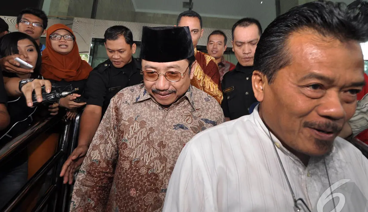 Mantan Sekjen Kementerian ESDM, Waryono Karno kembali diperiksa KPK sebagai tersangka, Jakarta, Jumat (12/12/2014). (Liputan6.com/Miftahul Hayat)
