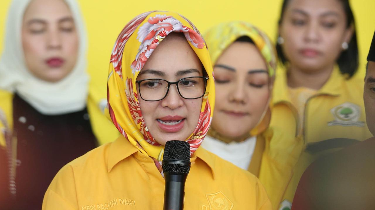 VIDEO: Berselendang Badui, Cagub Cantik Airin & Ade Sumardi Kompak Daftar ke KPU Banten