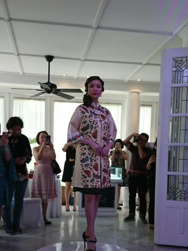 Cheongsam Rasa Nusantara, Hasil Kolaborasi Tina Andrean dan Pelukis Sasya Tranggono