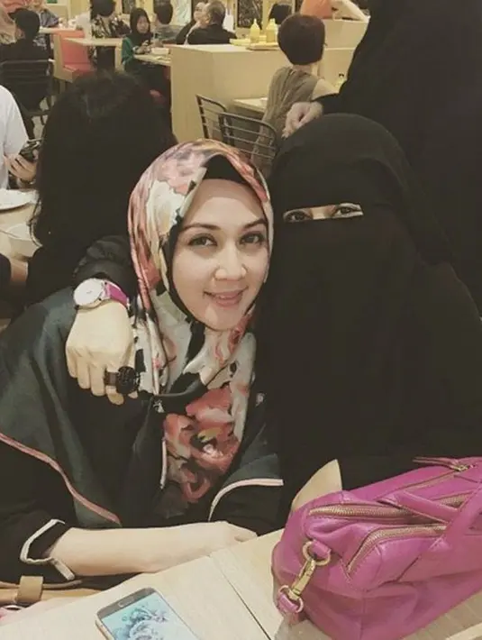 Ditemui di Pondok Indah Mall, Jakarta Selatan, Selasa (24/10/2017), Umi Pipik memaparkan alasannya dirinya tidak memakai cadar dalam filmnya ini lantaran lebih dulu syuting film dibanding memakai cadar. (Instagram/umi.pipik)