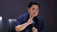 Ketua Umum PSSI, Erick Thohir memberikan keterangan kepada wartawan saat konferensi pers perihal pembentukan Satgas PSSI yang berlangsung di GBK Arena, Senayan, Jakarta, Jumat (28/04/2023). (Bola.com/Bagaskara Lazuardi)