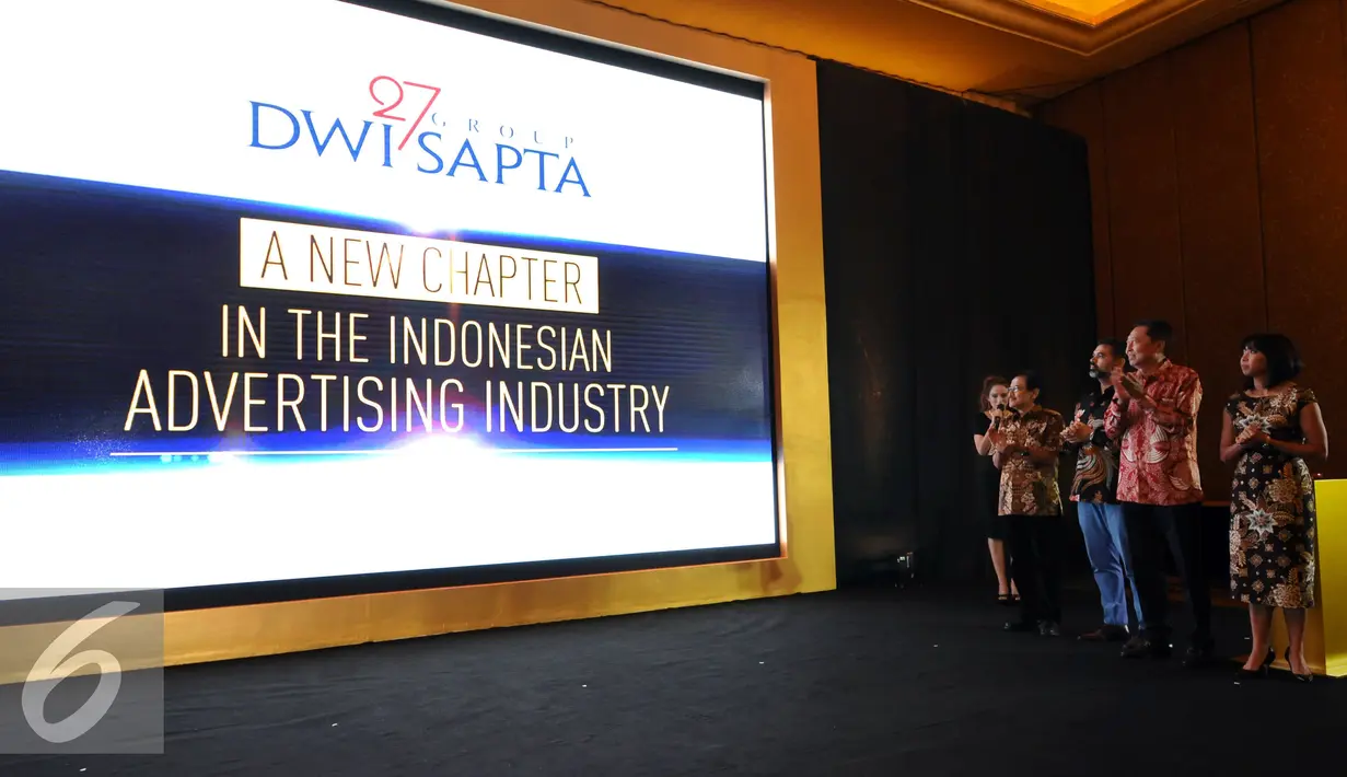 CEO&Founder Dwi Sapta Group, Adji Watono (kedua kanan) bersama Harris Thajeb (kedua kanan) saat peresmian bergabungnya Dwi Sapta Group dengan Dentsu Aegis Network di Jakarta, Rabu (25/1). (Liputan6.com/Helmi Fithriansyah)