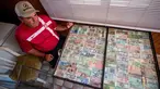 Pria Serbia, Zoran Milosevic dengan koleksi uang kertas dan koin dari seluruh dunia di rumahnya desa Pavlovci, Belgrade, 10 September 2018. Selama 36 tahun, pria yang bekerja sebagai tukang kunci itu mengumpulkan mata uang dunia. (AFP/ANDREJ ISAKOVIC)